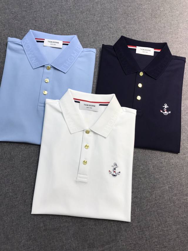 新品 Tb男士时装款珠地棉翻领polo衫，贸易公司渠道货，24年春夏秀场系列，买手店里的人气top单品，时尚博主高频穿搭演绎！ 通体的设计造型仍然以tb美学设计