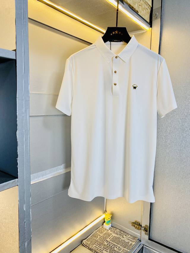 穿200斤范思哲versace 原单品质 2024最新款衣服 男装翻领短袖 精选专柜订制顶级进口面料 所有细节做工完美1比1复刻 还原正品百分百 原版五金 高端