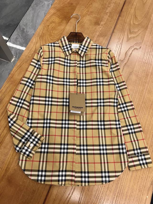 Burberry ｜巴宝莉 领尖扣衣领 Vintage细小格纹棉质衬衫女 最为经典的款式村衫，它早已变成了bur的限定系列，尤其是在当下的设计中更是难得一见，格