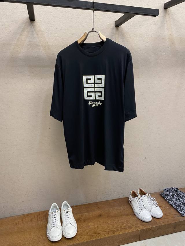 Givenchy，24Ss 抢先出！4D Logo系列 多火不用介绍了吧！这种经典系列过时是不存在的！顶多每年更新新色！所以入就对了！单穿叠穿都ok！所有人都合