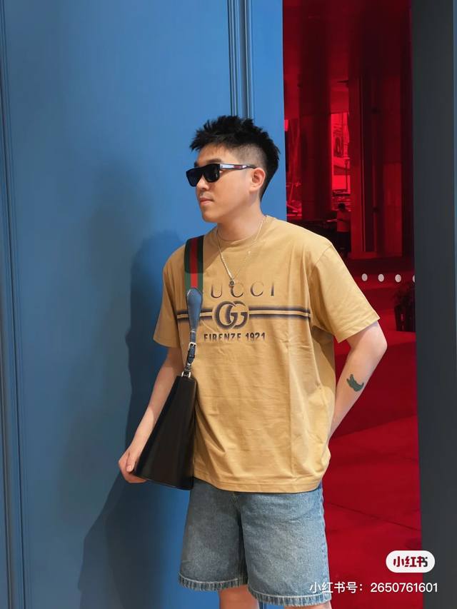 高品质 Gucci 古驰 24Ss春夏新款系列以现代视角焕新诠释品牌经典设计元素和精致图案。这款t恤以卡其色针织棉匠心打造，巧妙融入gucci双g Firenz