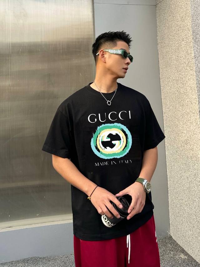 Gucc* 2024夏季新款 手绘字母logo印花 定制面料 短袖t恤 男女同款 尺码：S M L Xl Xxl 五个码 颜色：黑色 杏色