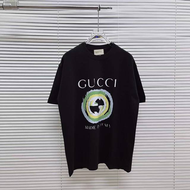 Gucc* 2024夏季新款 手绘字母logo印花 定制面料 短袖t恤 男女同款 尺码：S M L Xl Xxl 五个码 颜色：黑色 杏色