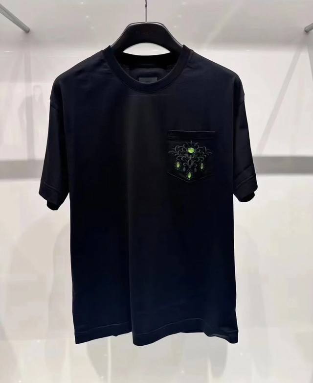 纪梵希 男女 Tee 春夏新款 胸前口袋刺绣 宝石装饰 100%纯棉面料 亲肤质感极好 吸汗透气 微宽松裁剪版型 设计洋气 男女都可以 码数：S，M，L，Xl