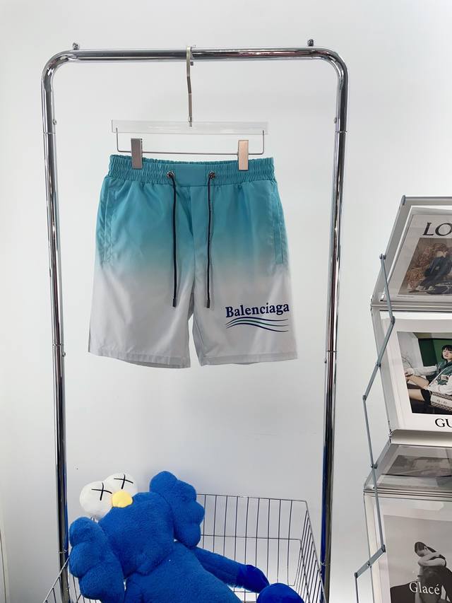 Balenciaga巴黎世家 春夏新品 最新款短裤、时尚沙滩裤、做工细节无可挑剔、完美出品、进口机直喷数码印，专柜高科技速干纤维尼龙面料、清爽舒适、型男必备！M