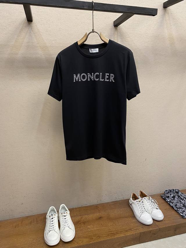 Moncler，新款短袖yyds 日常出门闭眼搭 定制丝光弹力棉面料短袖t恤 魅力在于创造了简约奢华感的时尚,随意搭配感受英式风格独特气质. 宽松的版型展现出休