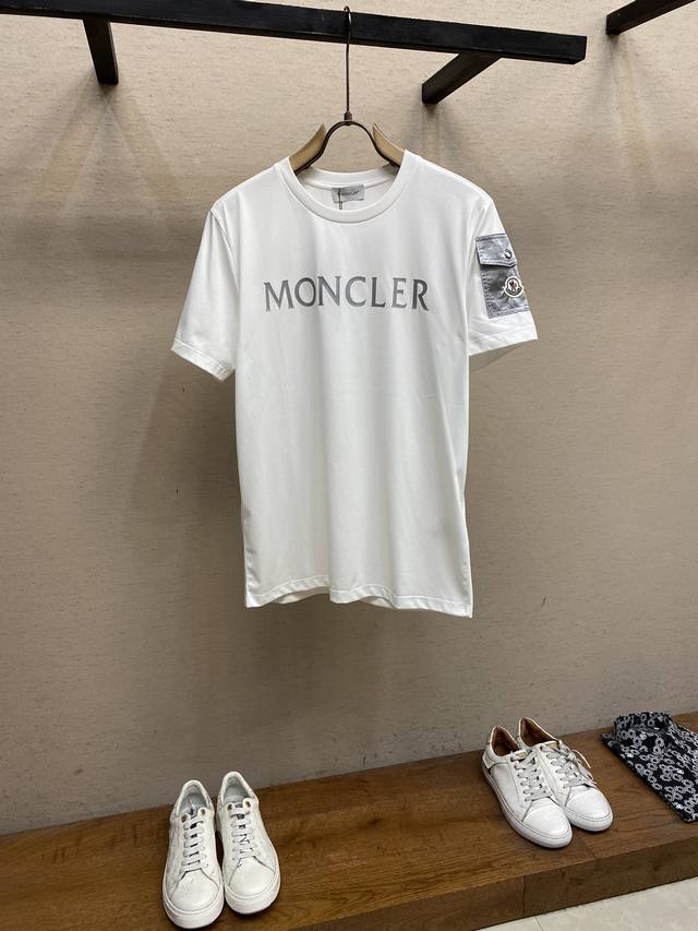 Moncler，新款短袖yyds 日常出门闭眼搭 定制丝光弹力棉面料短袖t恤 魅力在于创造了简约奢华感的时尚,随意搭配感受英式风格独特气质. 宽松的版型展现出休