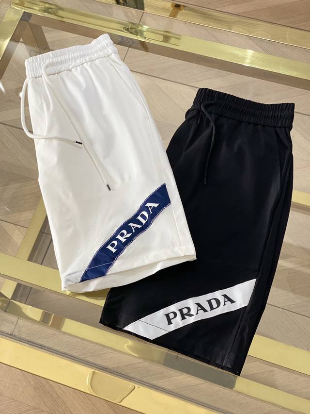 Prada，2024夏季新品短裤 专柜同步有售 时尚休闲裤 ，进口原版面料，上身舒适透气，顶级工艺图案，腰围工艺螺纹围接，档次极高，版型超正，上身时尚有型！春夏