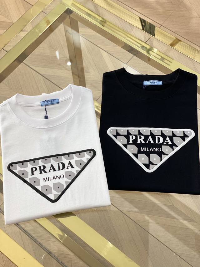 Prada，2024春夏新品，时尚休闲圆领短袖t恤，专柜同步有售，原单狠货，采用进口原版面料，顶级印花工艺字母图案logo，彰显着时尚的魅力，独特设计，上身帅气