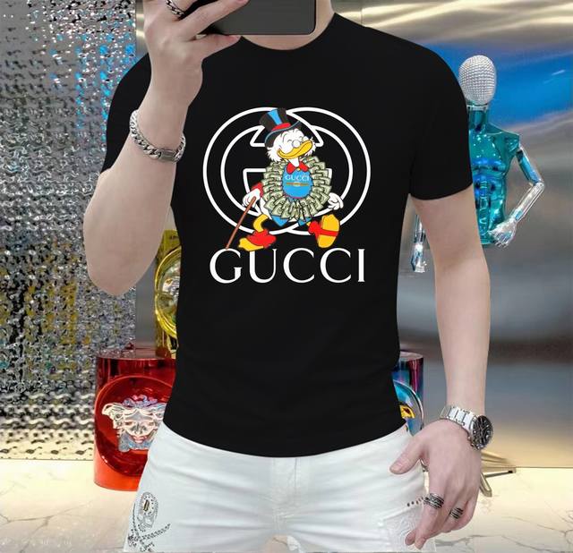 Gucci 2024春夏新品爆款 顶级走秀网红款定制 春夏原单时尚休闲短袖t恤。24Ss春夏潮人网红必备单品，精选进口速干玉蚕丝面料，舒适性与透气性兼优，柔软抗