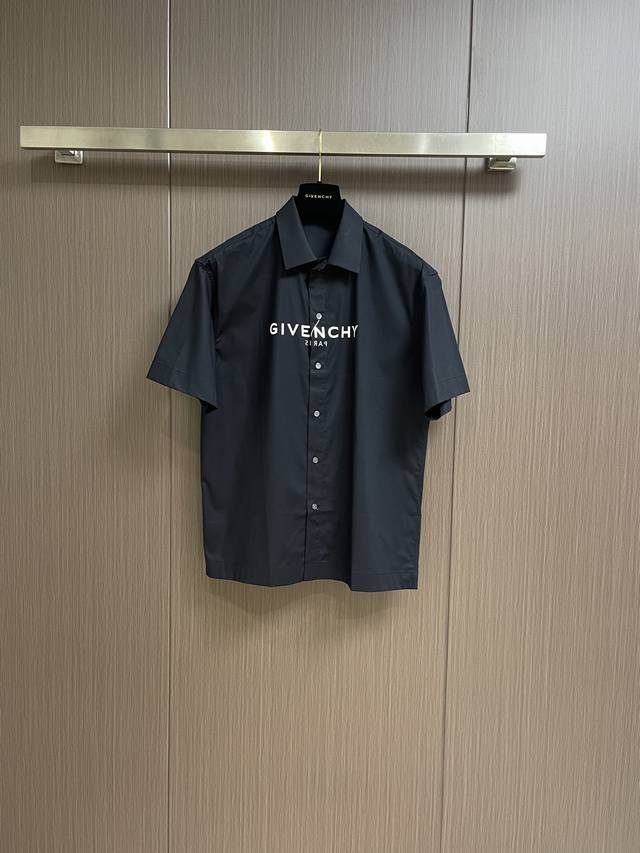 Givenchy 纪梵希反转印花短袖衬衫，采用高密天丝进口全棉面料，专用衬衫机器制作，纽扣采用真贝壳扣，带激光刻字，定制辅料配件。尺码：S-Xxl S码肩宽50