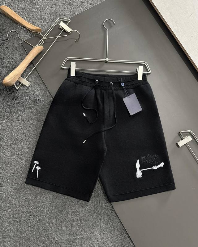 Lv 24Ss 锤子工具刺绣短裤 码数s-Xl 轻奢主义 男女日常通勤穿搭必备单品 正确版本 随意对比 采用320克纯棉双纱鱼鳞毛圈面料 定制锦纶材质消光绣花线