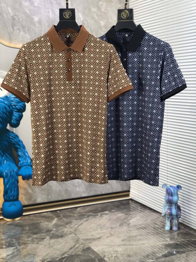 Lv。24Ss春夏新品短袖翻领polo 奢华品牌经典logo设计，采用高档顶级定制面料，手感舒适顺滑 ，3D数码工艺。细节之处尽显高级，Y经典三扣开合门襟，视觉