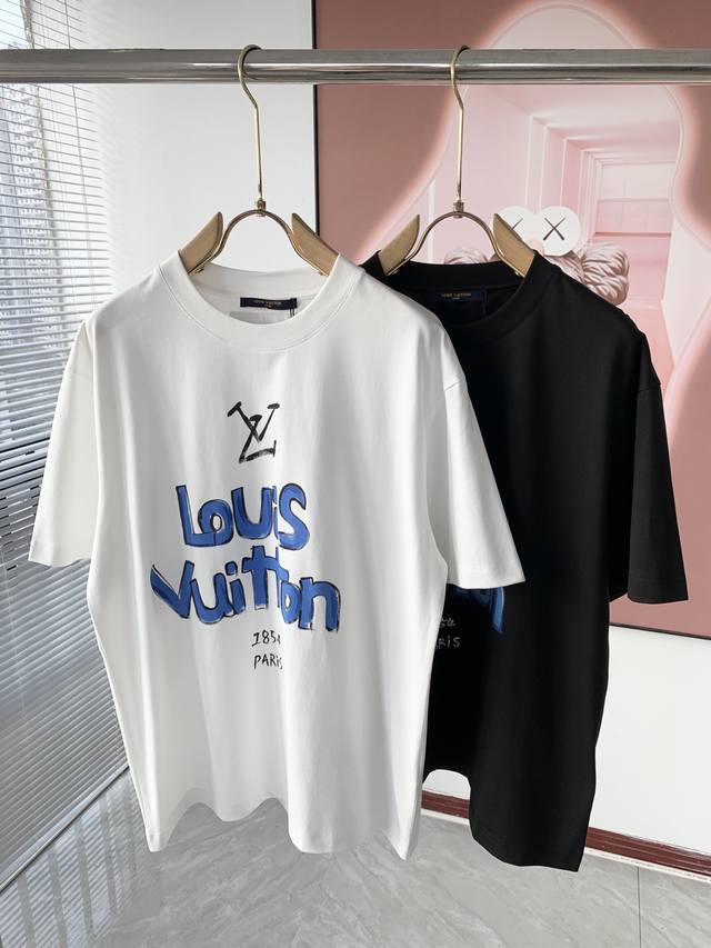 Louisvuitt*路易*登 2024春夏全新系列单品上线，非常时髦前卫的一款男女同款短袖t恤，标识logo图案印花工艺修饰！区别于以往的不同，宣示品牌传承多