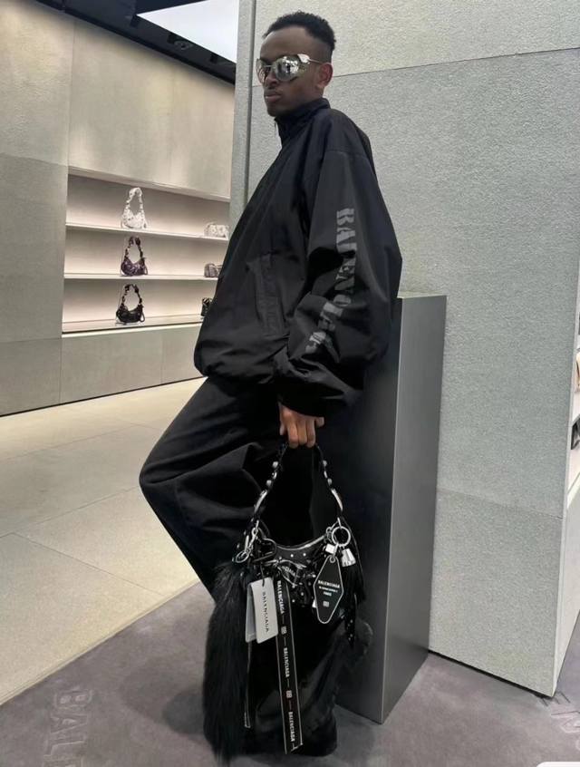 衣服 裤子 Balenciaga巴黎世家2024春夏新款外套手臂涂鸦logo冲锋衣夹克 本款科技府绸，中性款型，大号版型，高领，双头拉链开合，落肩，2个拉链斜口