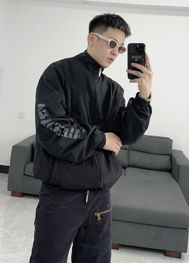 衣服 裤子 。Balenciaga巴黎世家2024春夏新款外套手臂涂鸦logo冲锋衣夹克 本款科技府绸，中性款型，大号版型，高领，双头拉链开合，落肩，2个拉链斜