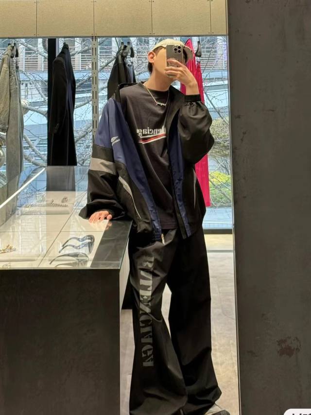 衣服 裤子 Balenciaga巴黎世家2024春夏新模糊logo双层冲锋休闲长裤 本款科技府绸，中性款型，大号版型，中腰，弹性腰头，2个拉链斜口袋，左腿饰以s