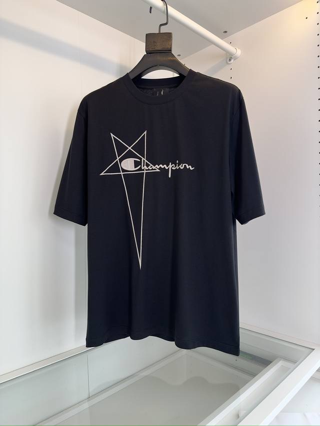 Champion Rick Owens 联名系列 标志刺绣微阔型短袖t恤衫 标志刺绣的设计 以立体刺绣来呈现 进口百灵达绣花机刺绣.十几年的老师傅 制版 一针一