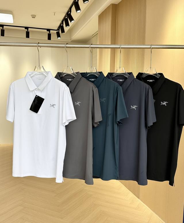 Arc'Teryx 始祖鸟商务经典男士动感冰肤速干纯色翻领polo衫！ 衬衫的商务感和t恤的体闲感，搭配性价比相当优秀 锦纶氨纶混纺材质，无比舒服！带有丝滑冰涼