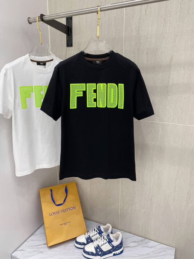 Fend* 24 Ss春夏新款棉质圆领短袖t恤 胸前荧光绿大标识 优质纯棉面料定制 标准版型 黑 白 两色 男女同款 码数：S M L Xl Xxl