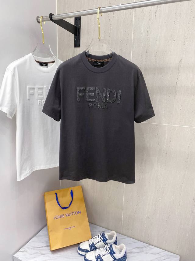 Fend* 24 Ss春夏新款棉质圆领短袖t恤 胸前牙刷绣工艺 优质纯棉面料定制 标准版型 黑 白 灰 三色 男女同款 码数：S M L Xl Xxl