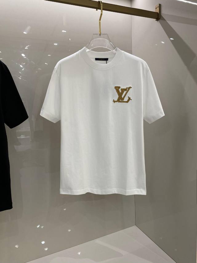 Lv 24 Ss春夏新款棉质圆领短袖t恤 胸前麻花绳刺绣工艺 顶级丝光棉面料定制 标准版型 黑 白 两色 男女同款 码数：S M L Xl Xxl