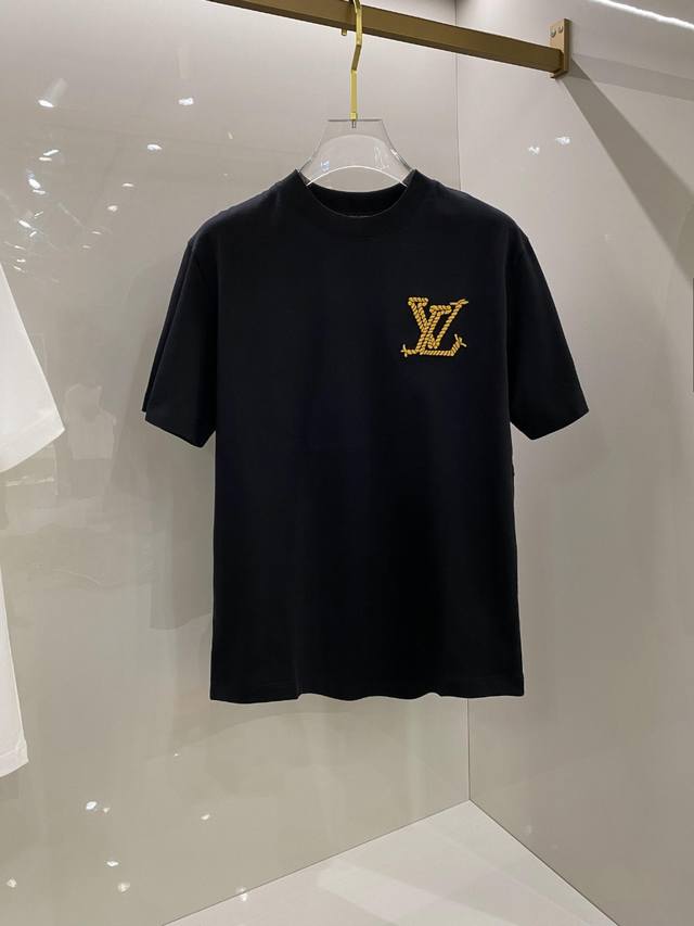 Lv 24 Ss春夏新款棉质圆领短袖t恤 胸前麻花绳刺绣工艺 顶级丝光棉面料定制 标准版型 黑 白 两色 男女同款 码数：S M L Xl Xxl