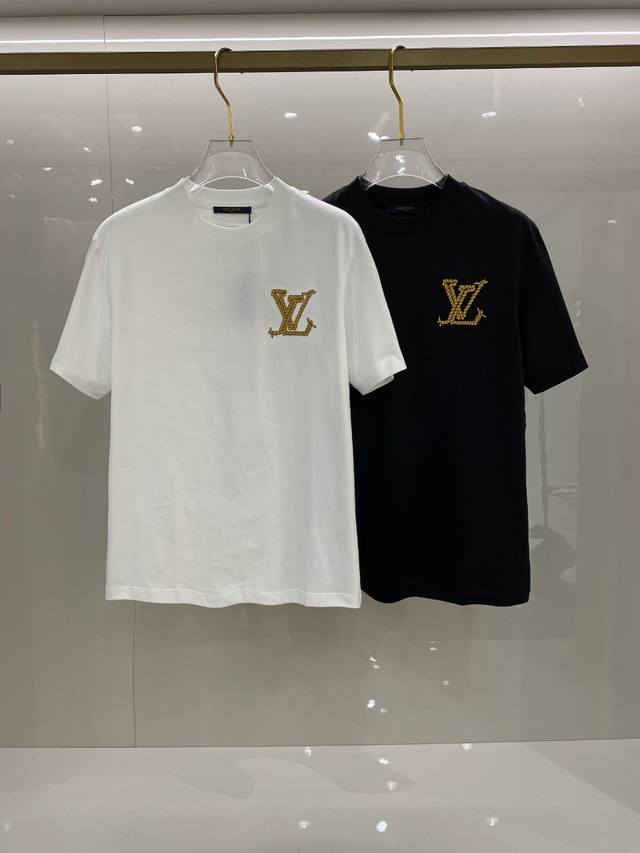 Lv 24 Ss春夏新款棉质圆领短袖t恤 胸前麻花绳刺绣工艺 顶级丝光棉面料定制 标准版型 黑 白 两色 男女同款 码数：S M L Xl Xxl