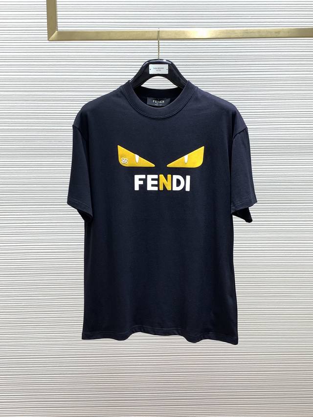 Fendi 芬迪，2024初夏最新品，专柜同步有售，原单狠货，休闲时尚圆领短袖t恤，进口原版面料，顶级印花工艺字母图案logo，独特设计，上身舒适透气，档次极高