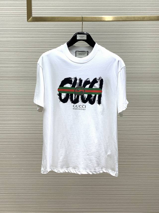 Gucci 古驰 ，2024初夏新品，时尚休闲圆领短袖t恤，专柜同步有售，原单狠货，采用进口原版面料，顶级印花工艺字母图案logo，彰显着时尚的魅力，独特设计，