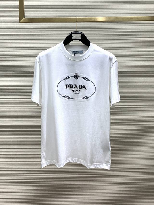 Prada 普拉达，2024初夏最新品，专柜同步有售，时尚休闲圆领短袖t恤，进口原版面料，做工极为复杂，唯一可以做代购级别的渠道狠货，顶级印花工艺字母图案log