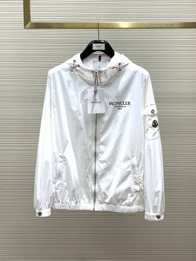 Moncler 蒙口，2024早春最新品，专柜同步有售，原单狠货，时尚休闲连帽外套，上身舒适！吸睛而有亮点，采用进口原版面料，顶级刺绣印花工艺字母图案logo，