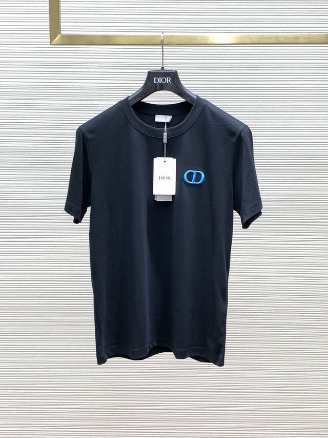 Dior 迪奥， 2024初夏新品，专柜同步有售，简约时尚圆领短袖t恤，原版进口面料，舒适透气，顶级刺绣工艺字母图案装饰logo，独特设计，上身时尚帅气！2色推