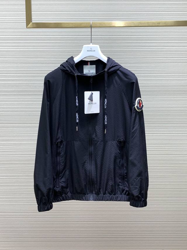 Moncler 蒙口，2024早春最新品，专柜同步有售，原单狠货，时尚休闲连帽外套，上身舒适！吸睛而有亮点，采用进口原版面料，顶级印花工艺字母图案logo，原版