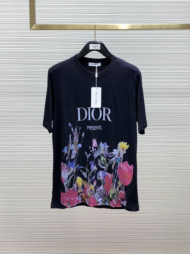 Dior 迪奥， 2024初夏新品，专柜同步有售，简约时尚圆领短袖t恤，原版进口面料，舒适透气，顶级印花工艺字母图案装饰logo，独特设计，上身时尚帅气！2色推