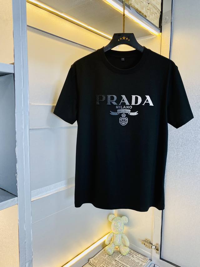 普拉达prada 原单品质 2024最新款 男装短袖t恤 精选专柜订制顶级丝光棉进口面料 高级印花工艺！所有细节做工完美1比1复刻 还原正品百分百 原版五金 高