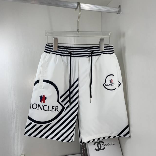 Moncler蒙口 春夏新品 最新款短裤、时尚沙滩裤、做工细节无可挑剔、完美出品、进口机直喷数码印，专柜高科技速干纤维尼龙面料、清爽舒适、型男必备！M-3X码