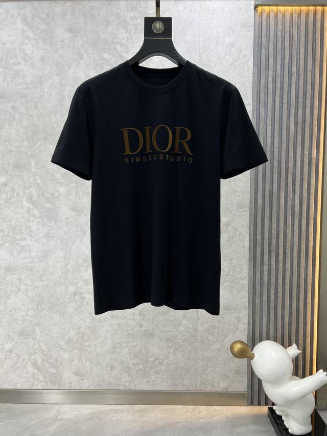 Dior 迪奥 2023春夏休闲商务刺绣logo短袖t恤，采用优质面料 进口工艺，边角规整光滑细腻有立体感，不变一如既往的辨识度，高密度双纱丝光棉！配色就不一一