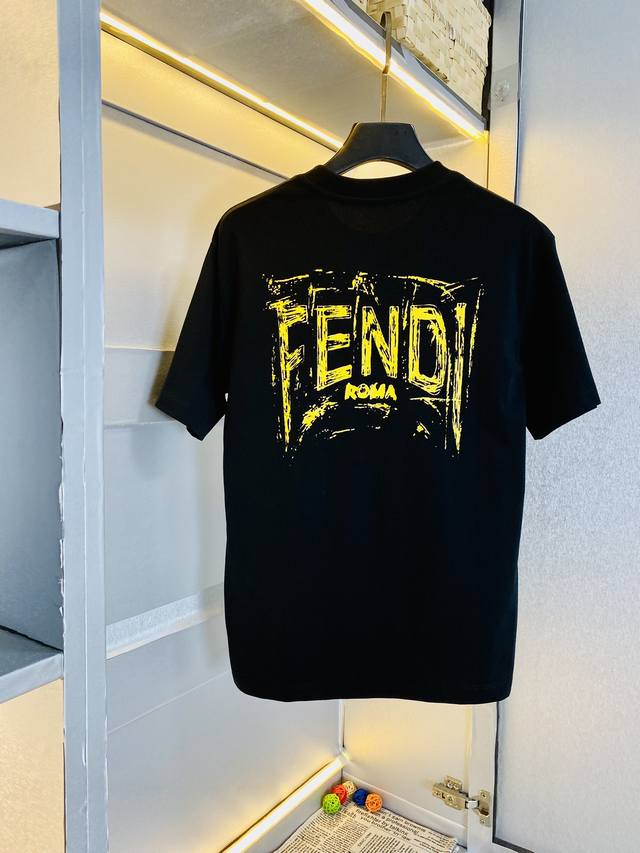 穿210斤 胖子福音 情侣装芬迪fendi 原单品质 2024最新款 男装短袖t恤 精选专柜订制顶级丝光棉进口面料 所有细节做工完美1比1复刻 还原正品百分百