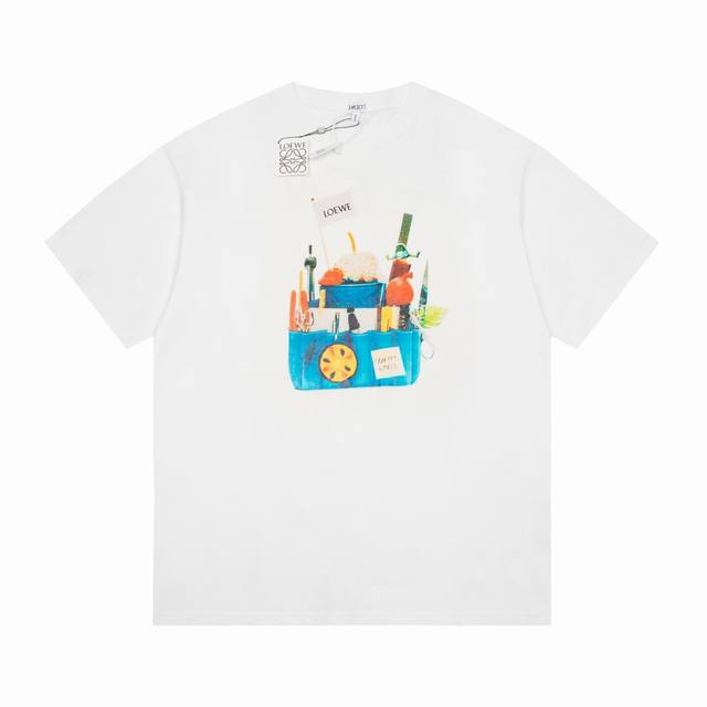 高品质 Loe 罗意威 24Ss Crafted World 匠艺天地展会系列 工具皮包短袖，纯棉双纱面料，对色定染面料，超精细平网印花工艺，潮流感十足，采用细