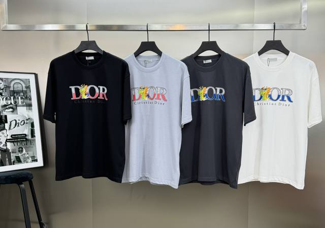 Dio*R迪-奥24Ss春夏情侣款t恤.品质如既往！胸口双色立体印花.品牌logo简单高级呈现！优选高克重280G全棉材质打造，面料软糯细腻亲肤，内里绵密轻柔质