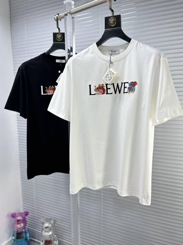 Loew*罗意威 Ss24夏季新款短袖t恤，高版本 官w1-1克重260 三标齐全 顶级图案logo，帅气时尚，简约百搭款。面料棉 不仅挺括，保持潮流的廓形，又