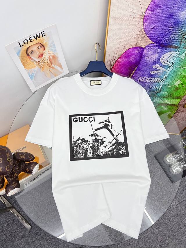 Gucci 古奇 2024夏季新品时尚经典圆领短袖时尚单品设计，更加时尚舒适，高标准定制，上身非常有型，胸前奢华品牌经典logo 图案 客供辅料，客供进口高档面