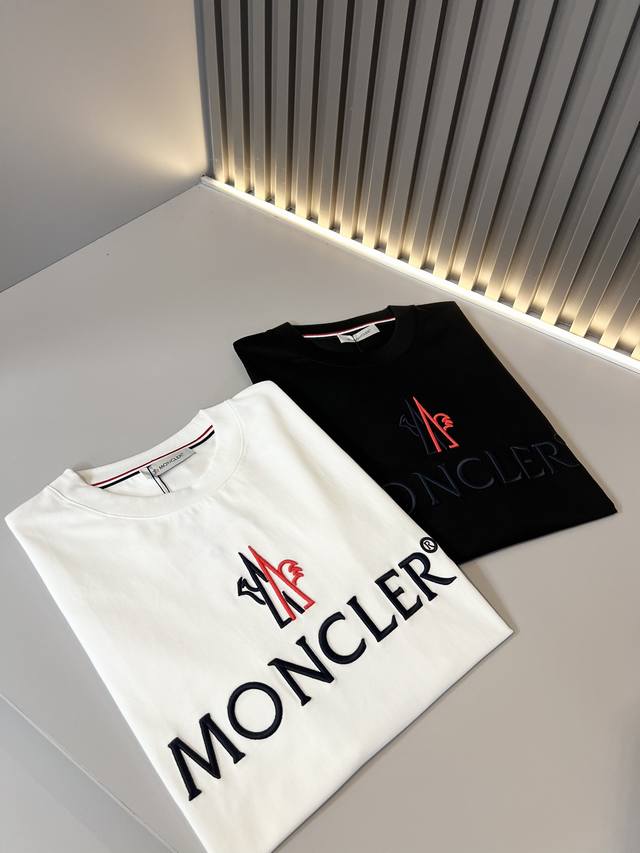 Moncler蒙家 2024春夏男女同款情侣款最新的贸易订单短袖t恤，全品相！！网红款！采用logo图案刺绣设计！上身舒适透气，不僵硬，整体有着丰富的立体感，品