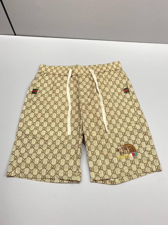 Gucci 北面联名款2024夏季最新款男士满logo提花休闲短裤，定制速干面料，质感软糯顺滑，面料舒服透气，上身又轻便，内里有内衬防静电，即使体闲穿上街也是型