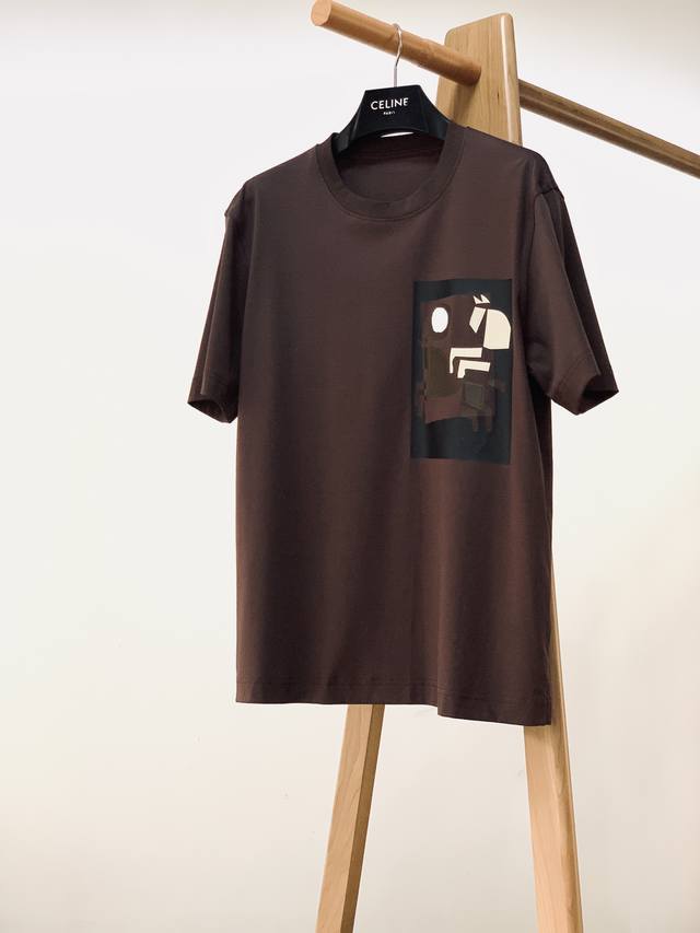 Hermès 爱马仕 2024Ss春夏新品 男士高级休闲短tee，标志性设计衔元素，亮眼时髦，品质感档次感都足够出色。不需要过多logo，懂的人自然明白你穿的是