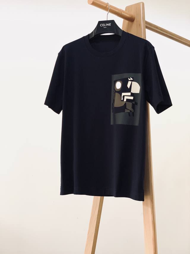 Hermès 爱马仕 2024Ss春夏新品 男士高级休闲短tee，标志性设计衔元素，亮眼时髦，品质感档次感都足够出色。不需要过多logo，懂的人自然明白你穿的是