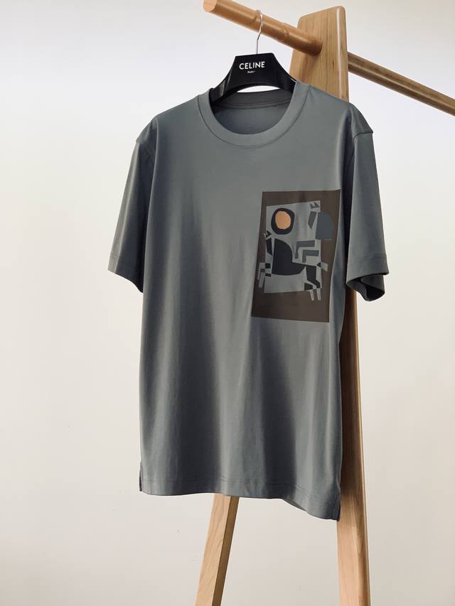 Hermès 爱马仕 2024Ss春夏新品 男士高级休闲短tee，标志性设计衔元素，亮眼时髦，品质感档次感都足够出色。不需要过多logo，懂的人自然明白你穿的是