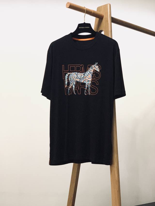 Hermès 爱马仕 2024Ss春夏新品 男士高级休闲短tee，标志性设计衔元素，亮眼时髦，品质感档次感都足够出色。不需要过多logo，懂的人自然明白你穿的是