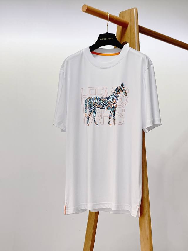 Hermès 爱马仕 2024Ss春夏新品 男士高级休闲短tee，标志性设计衔元素，亮眼时髦，品质感档次感都足够出色。不需要过多logo，懂的人自然明白你穿的是